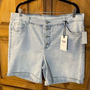 Wallflower - NWT Light Wash, High Rise Button Down Midi Jean Shorts - Size 20